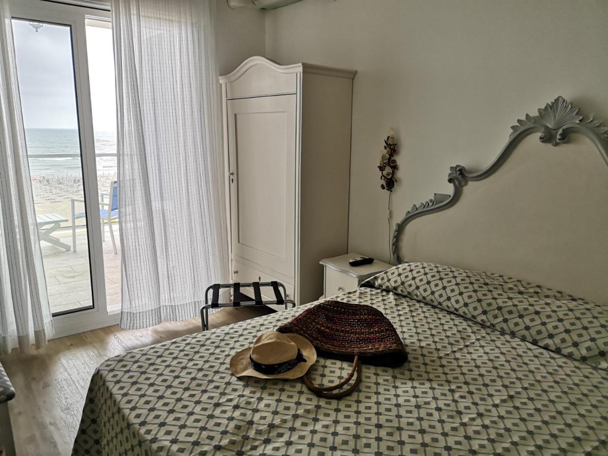 Hotel Tizian Beach Caorle Exterior foto